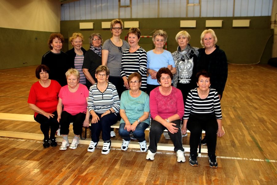 Gruppenbild der Frauensportgruppe in der Turnhalle.