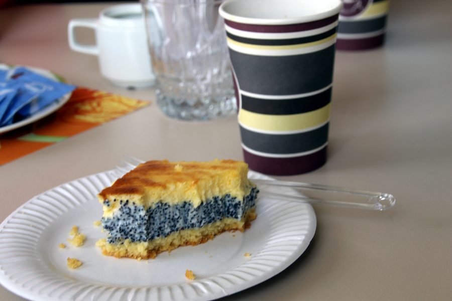 Ein Stück Mohnkuchen und Kaffeebecher am Stand des Vereins.